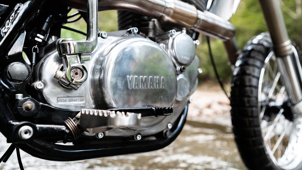 Скремблер Yamaha XT500 в стиле MXна пересеченной местности чувствует себя как дома 