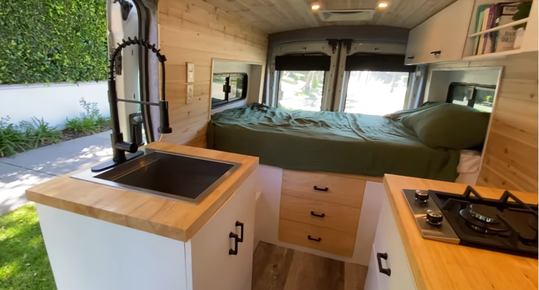 Фургон Ford Transit 2015 года — минималистское общежитие на колесах для студента