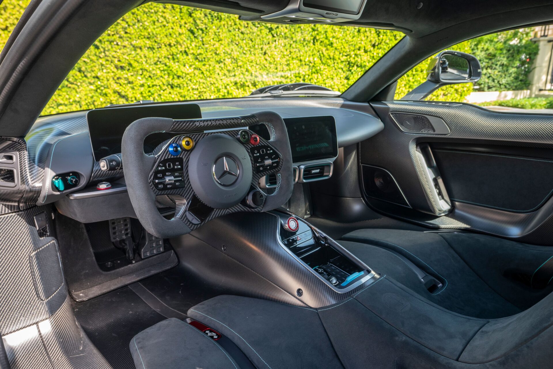 Mercedes-AMG ONE 2024 года только что доставлен и уже выставлен на продажу