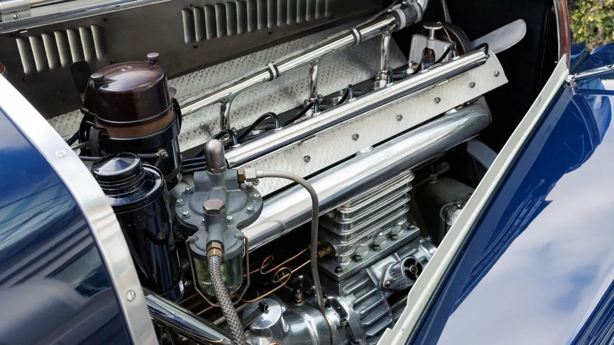 Этот тщательно отреставрированный Bugatti Type 57C Aravis «Special Cabriolet», настоящее произведение искусства